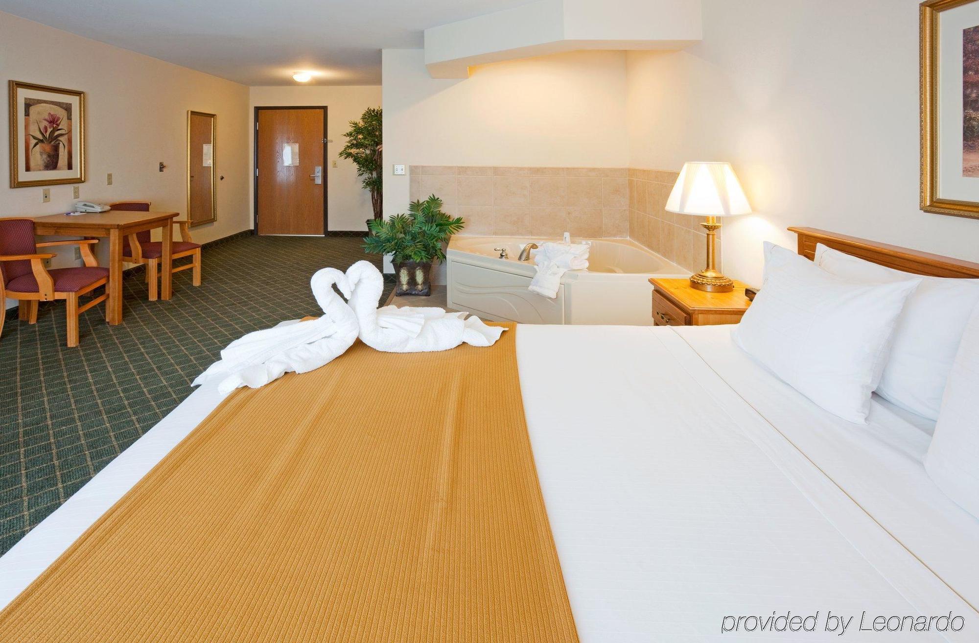 Holiday Inn Express Hotel & Suites Chanhassen By Ihg Bagian luar foto